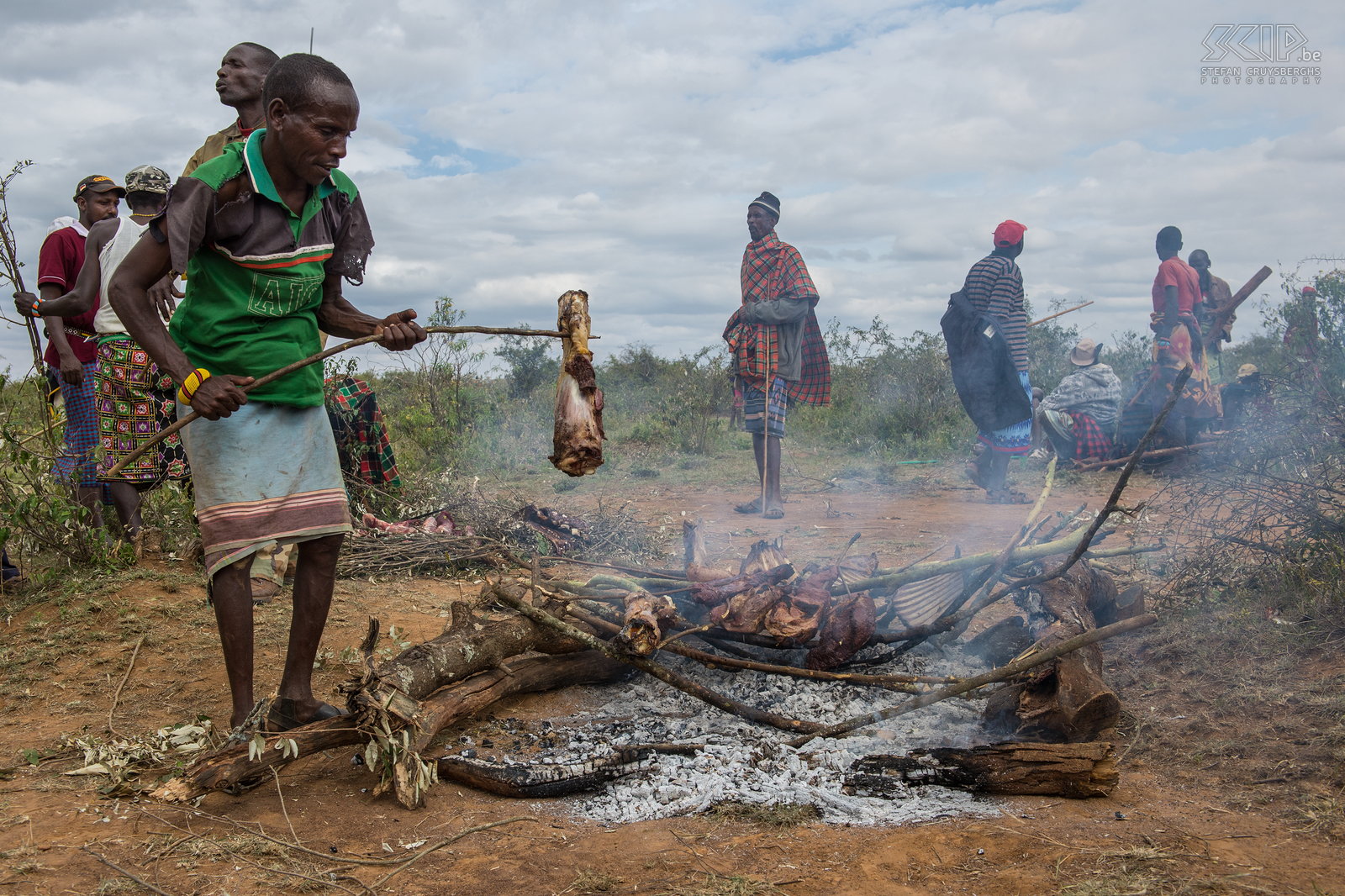 Kisima - Samburu lmuget - Roosteren van het vlees We hadden een fantastische dag bij de vriendelijke Samburu mensen. 's Avonds hadden ze ongetwijfeld nog een groot feest. De volgende generatie jonge jongens van deze clan moet nu minstens 6 jaar wachten op een volgende lmuget ceremonie. Stefan Cruysberghs